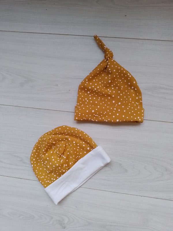 Babymuts met knoop okergeel met witte stip - Afbeelding 2